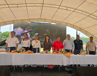 Representantes del gobierno nacional y de Arauca en la entrega del proyecto
