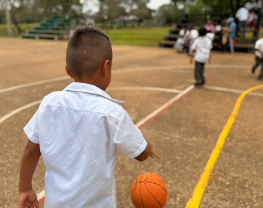 Niños jugando en cancha múltiple