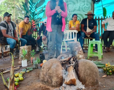 Comunidad indígena Nasa en huerta tradicional