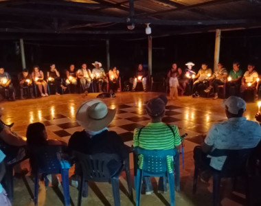Reunión nocturna de comunidad indígena Nasa