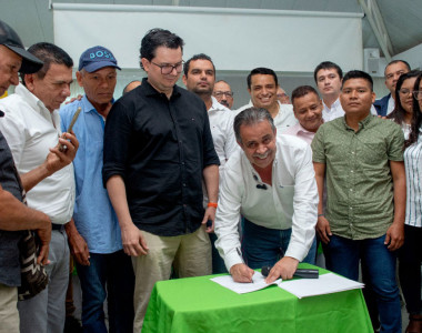 Director de la ART firmando la actualización del PATR del Sur de Córdoba