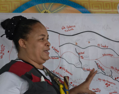 Mujer de la comunidad trazando plan de vida