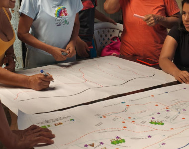 Mujeres de la comunidad trazando plan de vida