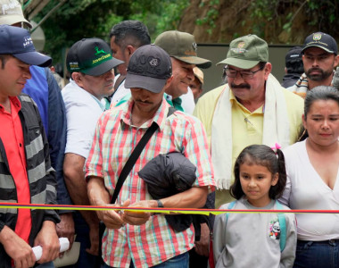 Comunidades y servidores públicos cortando cinta de inauguración de puente