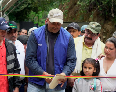 Comunidades y servidores públicos cortando cinta de inauguración de puente
