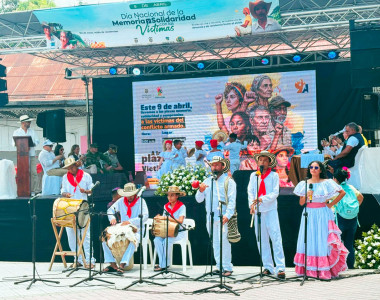 Conjunto musical tocando en conmemoración del Día Nacional de las Víctimas