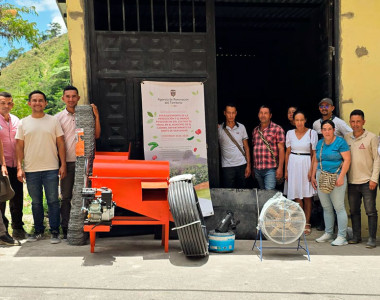 Agricultores de El Carmen recibiendo maquinaria