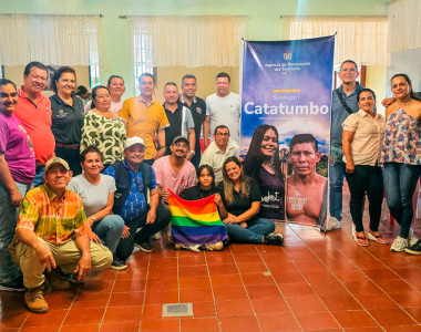 Funcionarios de la ART con integrantes de las Mesas Comunitarias de Catatumbo