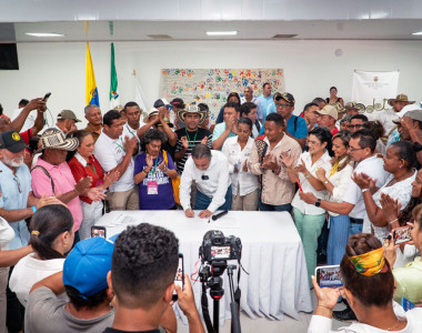 Director de la ART firmando la actualización del PATR en compañía de las comunidades de Montes de María