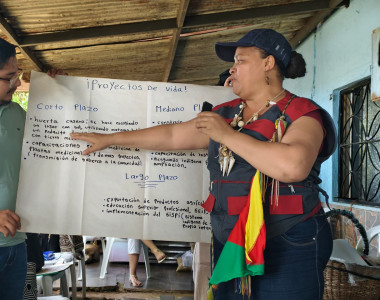 Mujer exponiendo proyecto de vida