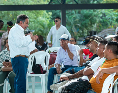 Director dialogando con líderes sociales