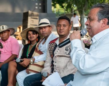 Director dialogando con líderes sociales