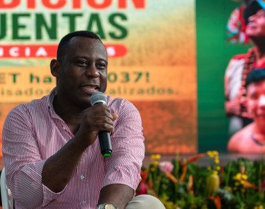 Lider afro contando su experiencia