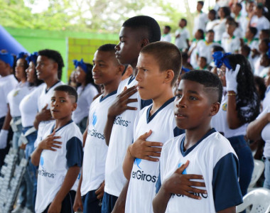 Estudiantes de Acandí recibiendo dotación deportiva