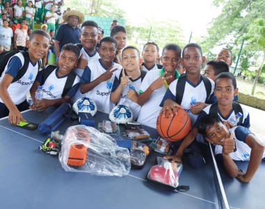 Estudiantes de Acandí recibiendo dotación deportiva
