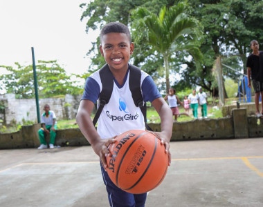 Estudiante de Acandí con balón de baloncesto