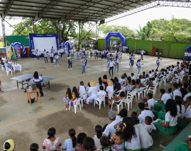 Estudiantes de Acandí recibiendo dotación deportiva