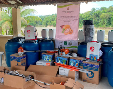 Agricultores de cacao de Guapi recibiendo dotación