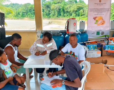 Agricultores de cacao de Guapi recibiendo dotación