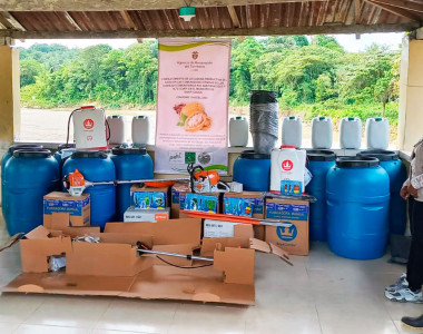 Agricultores de cacao de Guapi recibiendo dotación
