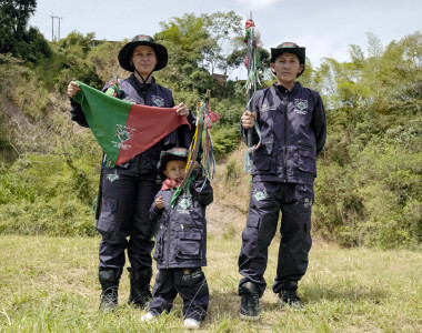 Hombre, mujer y niño de guardia indígena