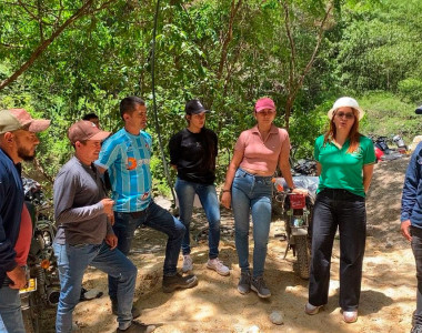 Funcionarios revisando el avance de la obra