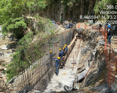 Funcionarios revisando el avance de la obra