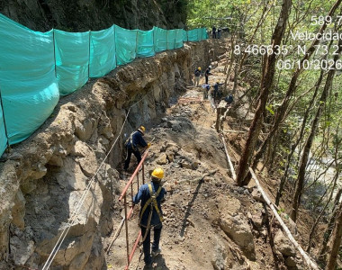 Obreros adelantando la obra