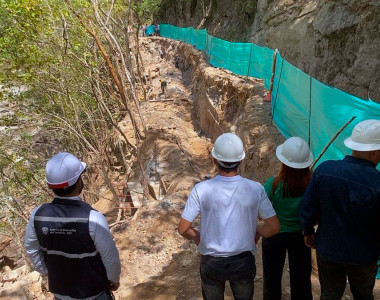 Funcionarios revisando el avance de la obra