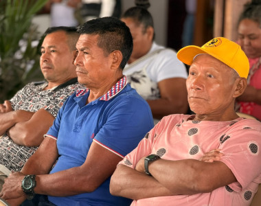 Hombres indígenas participando en el MEC