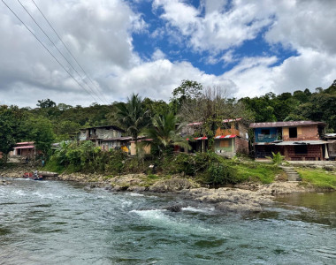 Casa cerca a un río en el Chocó
