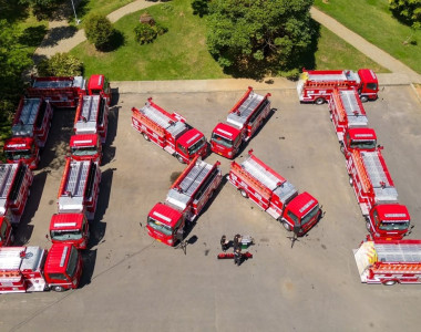 Carros de bomberos formando las letras O X I