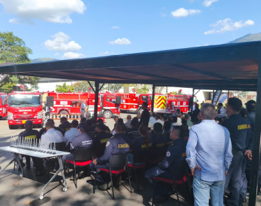Entrega de carros de bomberos