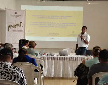 Funcionario de la ART dando capacitación a los integrantes de las Mesas comunitarias de los Montes de María