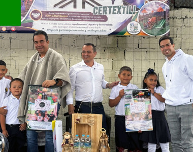 Niños de Casabianca en entrega de implementos deportivos