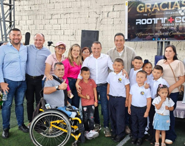 Niños de Casabianca en entrega de implementos deportivos