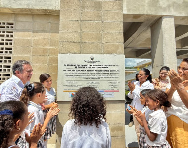 Director de la ART inaugurando el nuevo colegio
