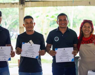 Comunidades indígenas del Guaviare recibiendo diploma