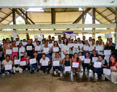 Comunidades indígenas del Guaviare recibiendo diploma