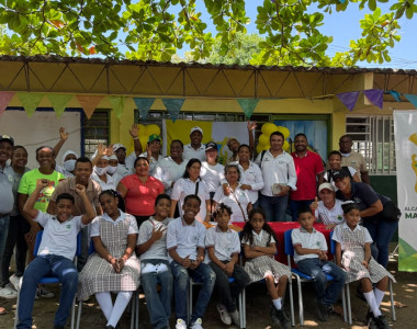 Niños y comunidad en la entrega de dotación para restaurantes escolares