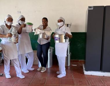 Comunidad en la entrega de dotación para restaurantes escolares