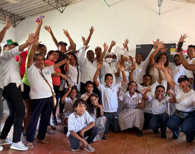 Niños y comunidad en la entrega de dotación para restaurantes escolares