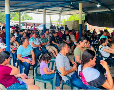 Comunidades en la presentación del proyecto de intervención de la vía