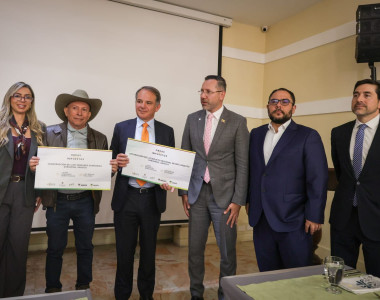 Representantes del gobierno nacional y empresarios en entrega de proyecto 