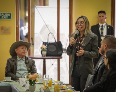 Directora de la ART en entrega de proyecto