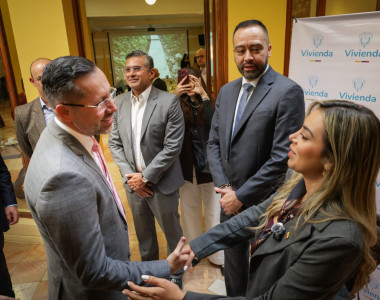 Directora de la ART se saluda con ministro de Vivienda