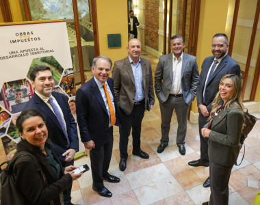 Representantes del gobierno nacional y empresarios en entrega de proyecto 