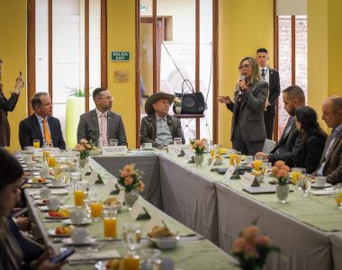 Representantes del gobierno nacional y empresarios en entrega de proyecto 
