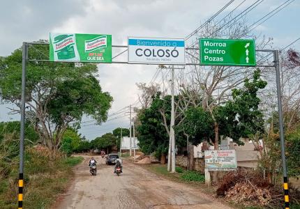Carretera con letrero de bienvenida a Colosó, Sucre