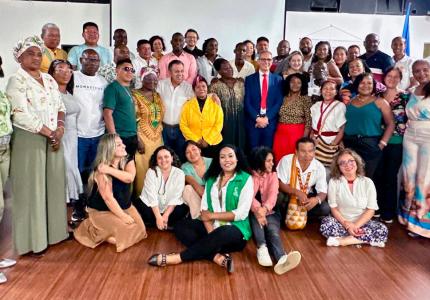 Comunidades de parterías en evento con director de la ART